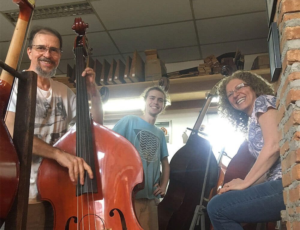 Paulo Gomes, Artur Gomes e Edna Ramos - Atelier de Luteria Paulo Gomes